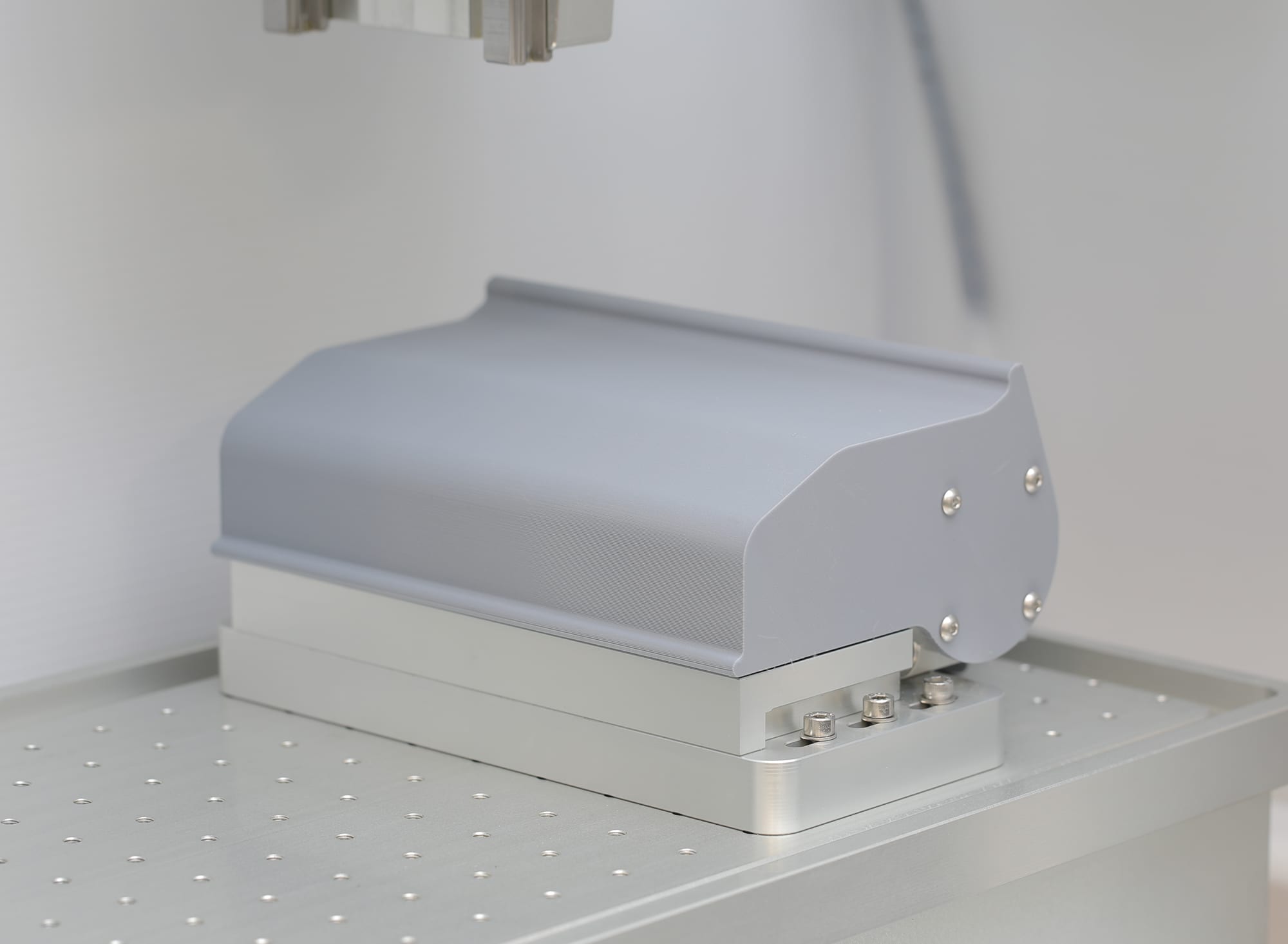 Automatic tool changer unit on the Elara 2 table, protective cover closed, spindle above